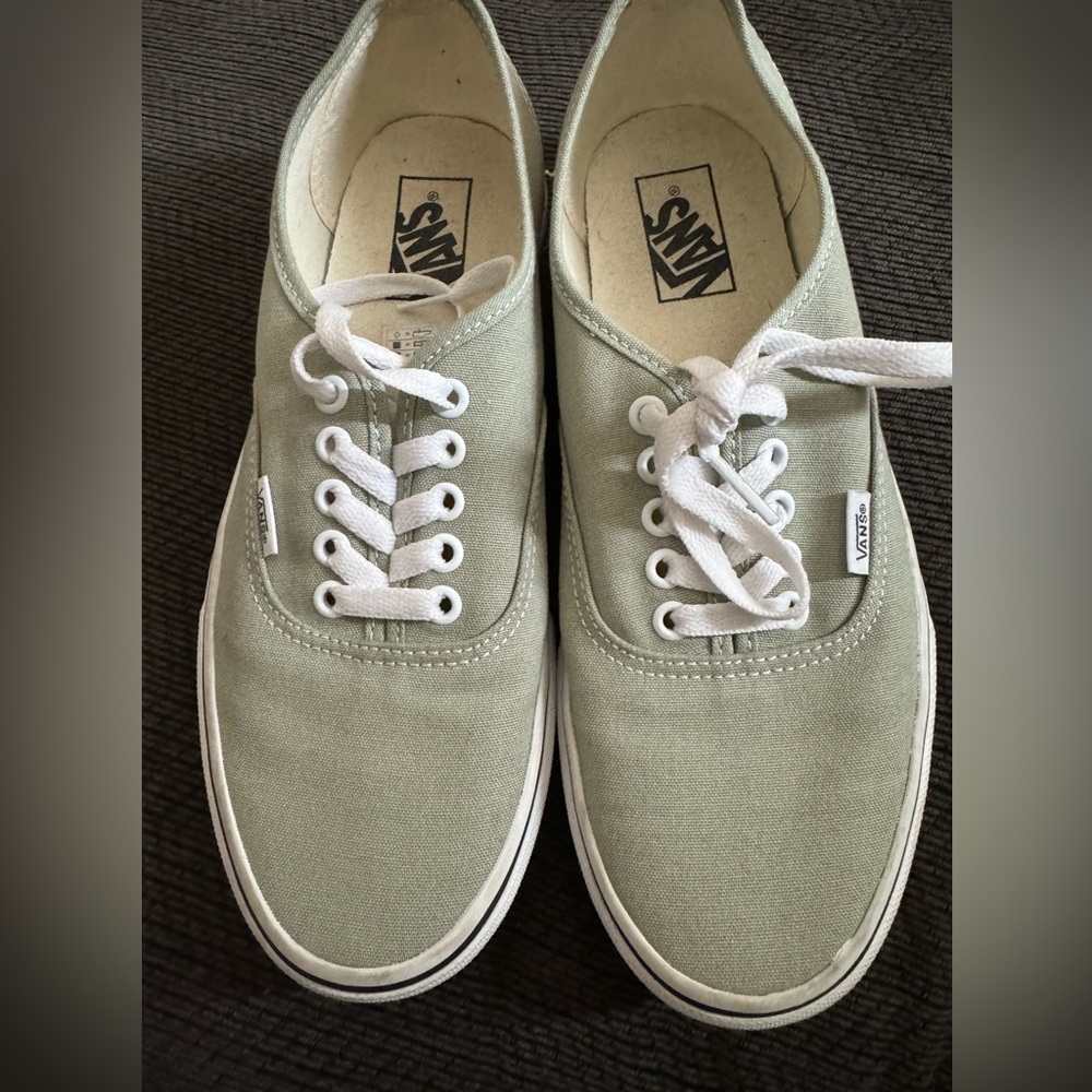 Vans women’s size 10 men’s size 8.5  good condition.
